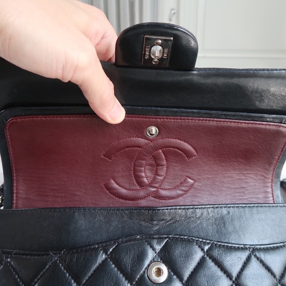 ❤️Chanel ❤️
Vintage Classic Double Flap Bag Quilted Lambskin Medium - Picture 14 of 17